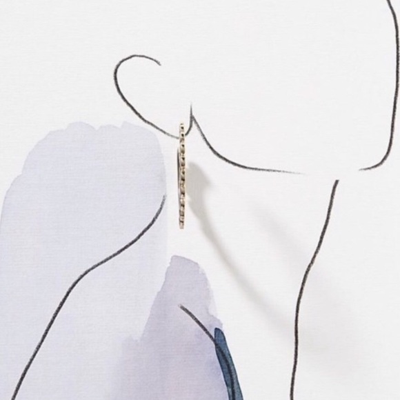 💐Desideria White Scalloped Hoop Earrings - Picture 8 of 8